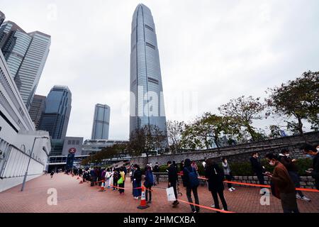 9th. Februar 2022, Central District, Hongkong. Hongkongers wartet in der Schlange für einen PCR-Test (meist obligatorisch), da die Omicron-Variantenfälle steigen. Stockfoto