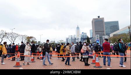 9th. Februar 2022, Central District, Hongkong. Hongkongers wartet in der Schlange für einen PCR-Test (meist obligatorisch), da die Omicron-Variantenfälle steigen. Stockfoto