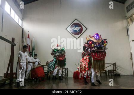 Das Silat College der „White Crane Association“ hatte eine Tradition, Kie Lin vor der Feier des Cap Go Meh in Bogor, Indonesien, zu baden Stockfoto