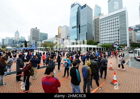 9th. Februar 2022, Central District, Hongkong. Hongkongers wartet in der Schlange für einen PCR-Test (meist obligatorisch), da die Omicron-Variantenfälle steigen. Stockfoto