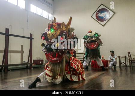 Das Silat College der „White Crane Association“ hatte eine Tradition, Kie Lin vor der Feier des Cap Go Meh in Bogor, Indonesien, zu baden Stockfoto