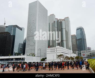 9th. Februar 2022, Central District, Hongkong. Hongkongers wartet in der Schlange für einen PCR-Test (meist obligatorisch), da die Omicron-Variantenfälle steigen. Stockfoto