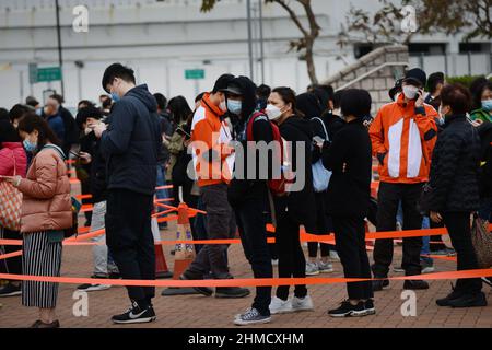 9th. Februar 2022, Central District, Hongkong. Hongkongers wartet in der Schlange für einen PCR-Test (meist obligatorisch), da die Omicron-Variantenfälle steigen. Stockfoto