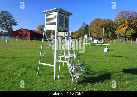 Meteorologischer Käfig im Sternwarte-Garten mit vielen Messgeräten Stockfoto