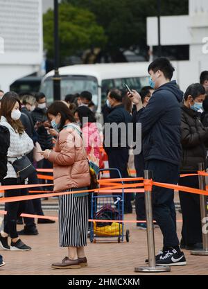 9th. Februar 2022, Central District, Hongkong. Hongkongers wartet in der Schlange für einen PCR-Test (meist obligatorisch), da die Omicron-Variantenfälle steigen. Stockfoto