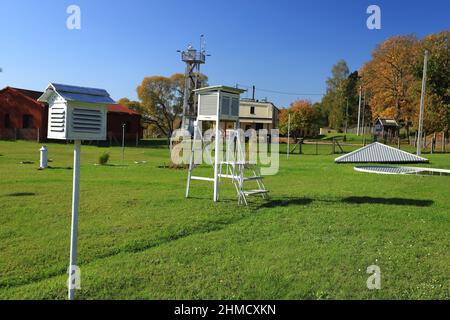 Meteorologischer Sternwarte Garten mit vielen Messgeräten Stockfoto