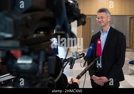 München, Deutschland. 09th. Februar 2022. Der bayerische Bildungsminister Michael Piazolo (Freie Wähler) gibt ein Interview, nachdem er mit Schülern der Klassen 5-10 der Marieluise-Fleißer-Realschule über ihre Erfahrungen in Zeiten der Pandemie gesprochen hat. Quelle: Sven Hoppe/dpa/Alamy Live News Stockfoto