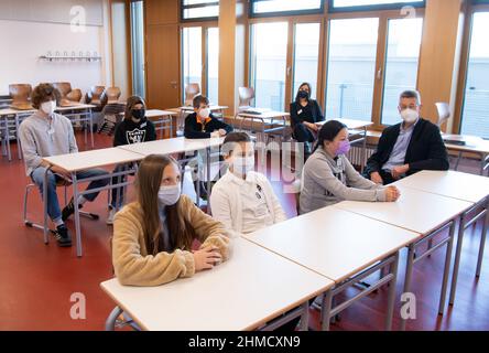 München, Deutschland. 09th. Februar 2022. Der bayerische Bildungsminister Michael Piazolo (r, Freie Wähler) spricht mit Schülern der Klassen 5-10 der Marieluise-Fleißer-Realschule über ihre Erfahrungen in Zeiten der Pandemie. Quelle: Sven Hoppe/dpa/Alamy Live News Stockfoto