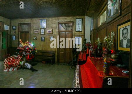 Das Silat College der „White Crane Association“ hatte eine Tradition, Kie Lin vor der Feier des Cap Go Meh in Bogor, Indonesien, zu baden Stockfoto