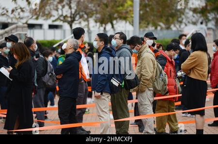 9th. Februar 2022, Central District, Hongkong. Hongkongers wartet in der Schlange für einen PCR-Test (meist obligatorisch), da die Omicron-Variantenfälle steigen. Stockfoto