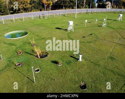 Ein meteorologischer Garten mit vielen Geräten zur Messung von Wetterphänomenen. Ausrüstung auf der meteorologischen Station zur Überwachung von Wetterereignissen Stockfoto