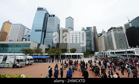 9th. Februar 2022, Central District, Hongkong. Hongkongers wartet in der Schlange für einen PCR-Test (meist obligatorisch), da die Omicron-Variantenfälle steigen. Stockfoto