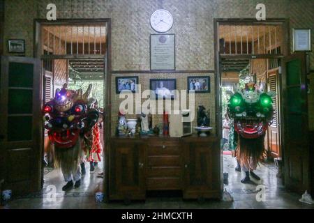 Das Silat College der „White Crane Association“ hatte eine Tradition, Kie Lin vor der Feier des Cap Go Meh in Bogor, Indonesien, zu baden Stockfoto