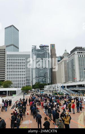 9th. Februar 2022, Central District, Hongkong. Hongkongers wartet in der Schlange für einen PCR-Test (meist obligatorisch), da die Omicron-Variantenfälle steigen. Stockfoto