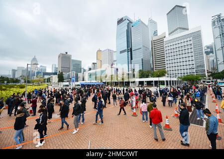 9th. Februar 2022, Central District, Hongkong. Hongkongers wartet in der Schlange für einen PCR-Test (meist obligatorisch), da die Omicron-Variantenfälle steigen. Stockfoto