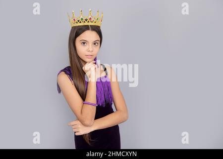 Ehrgeiziges Mädchen tragen Luxus Schmuck Krone grau Hintergrund kopieren Raum, großer Chef Stockfoto