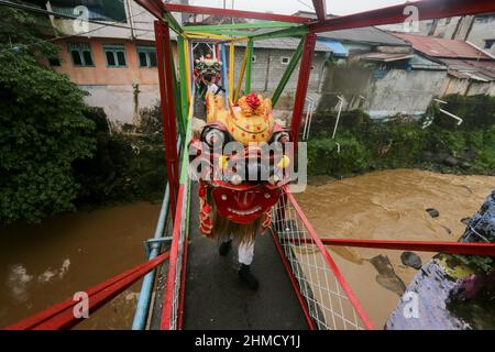 Das Silat College der „White Crane Association“ hatte eine Tradition, Kie Lin vor der Feier des Cap Go Meh in Bogor, Indonesien, zu baden Stockfoto