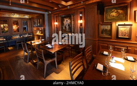 Die wunderschöne Aubrey Bar im Mandarin Oriental Hotel Hongkong. Stockfoto