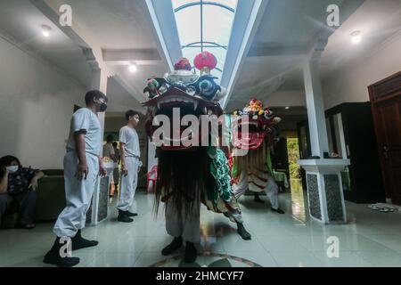 Das Silat College der „White Crane Association“ hatte eine Tradition, Kie Lin vor der Feier des Cap Go Meh in Bogor, Indonesien, zu baden Stockfoto