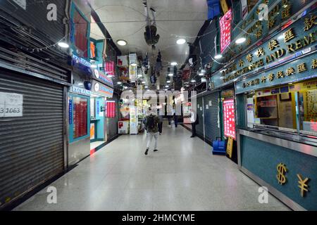 Viele geschlossene Geschäfte im einst lebhaften Chungking Mansions Center in Tsim Sha Tsui, Kowloon, Hongkong. Stockfoto