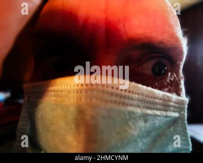 Augusta, GA USA - 12 20 20: Mann mit Gesichtsmaske aus nächster Nähe erschreckt aussehen Stockfoto