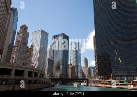 Ansicht von 35 East Wacker, (The Jewelers' Building, links), mit 330 North Wabash im Vordergrund rechts, vom Chicago River, Chicago, Illinois Stockfoto