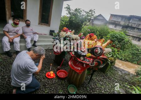Das Silat College der „White Crane Association“ hatte eine Tradition, Kie Lin vor der Feier des Cap Go Meh in Bogor, Indonesien, zu baden Stockfoto