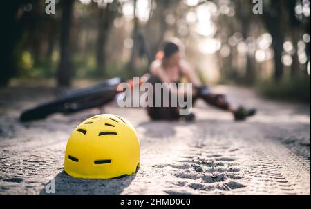 Schutzhelm auf Forststraße Stockfoto