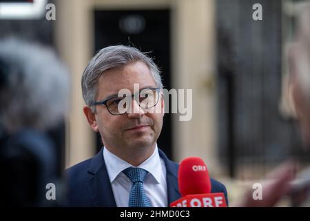 London, England, Großbritannien. 9th. Februar 2022. Der österreichische Finanzminister MAGNUS BRUNNER wird vor dem Treffen mit dem britischen Amtskollegen Rishi Sunak in der Downing Street gesehen. (Bild: © Tayfun Salci/ZUMA Press Wire) Stockfoto