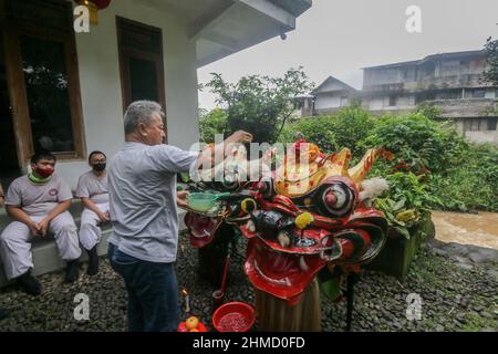 Das Silat College der „White Crane Association“ hatte eine Tradition, Kie Lin vor der Feier des Cap Go Meh in Bogor, Indonesien, zu baden Stockfoto
