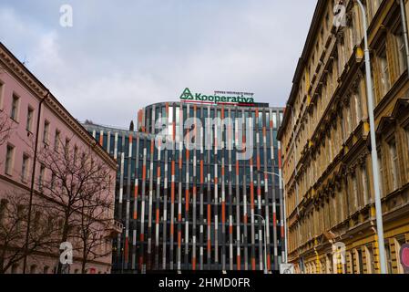 Prag, Tschechische Republik - Januar 18 2022: Logo der Versicherungsgesellschaft Kooperativa - Vienna Insurance Group, auf dem Dach des Main Point Karlin-Gebäudes Stockfoto