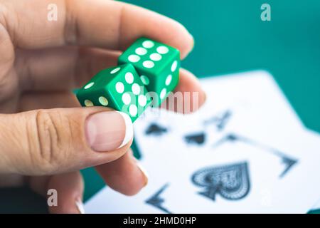 Würfel in der Frauenhand spielen Stockfoto