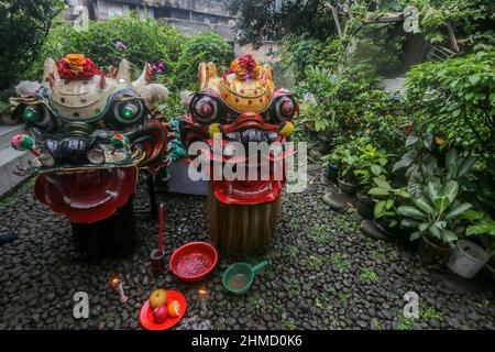 Das Silat College der „White Crane Association“ hatte eine Tradition, Kie Lin vor der Feier des Cap Go Meh in Bogor, Indonesien, zu baden Stockfoto