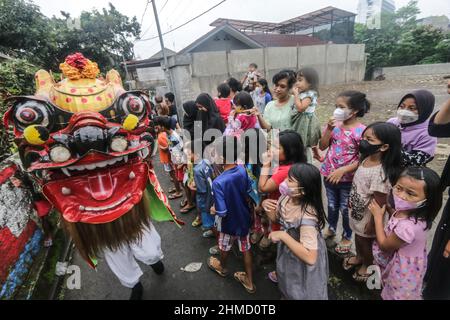 Das Silat College der „White Crane Association“ hatte eine Tradition, Kie Lin vor der Feier des Cap Go Meh in Bogor, Indonesien, zu baden Stockfoto