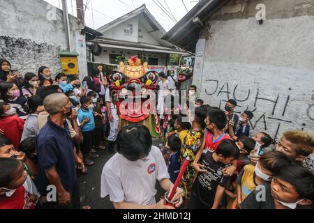 Das Silat College der „White Crane Association“ hatte eine Tradition, Kie Lin vor der Feier des Cap Go Meh in Bogor, Indonesien, zu baden Stockfoto