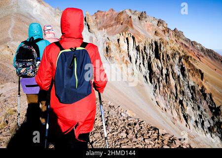 Gruppe von Wanderern steigt auf steinigen Berg Stockfoto