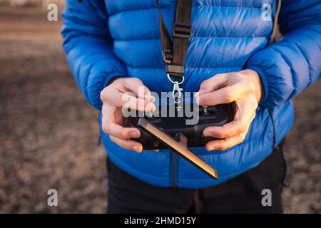 Person, die die Fernbedienung hält Stockfoto