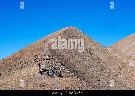 Gruppe von Wanderern, die steinige Berge besteigen Stockfoto