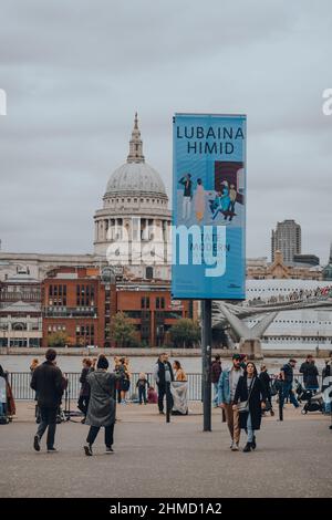 London, Großbritannien - 23. Oktober 2021: Straßenbanner zur Ausstellung von Lubaina Himit in der Tate Modern, einem Museum in London, das die Sammlung des Landes beherbergt Stockfoto