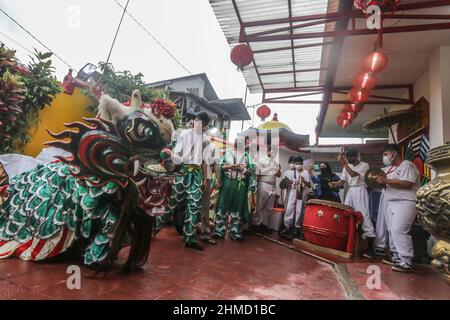 Das Silat College der „White Crane Association“ hatte eine Tradition, Kie Lin vor der Feier des Cap Go Meh in Bogor, Indonesien, zu baden Stockfoto