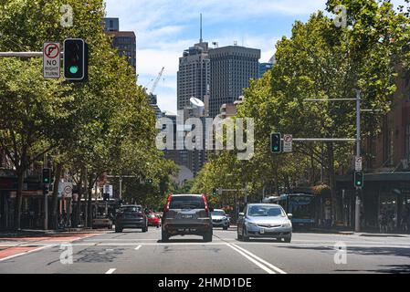 Blick nach Nordwesten auf die Oxford Street in Sydney mit Autos auf der Straße Stockfoto