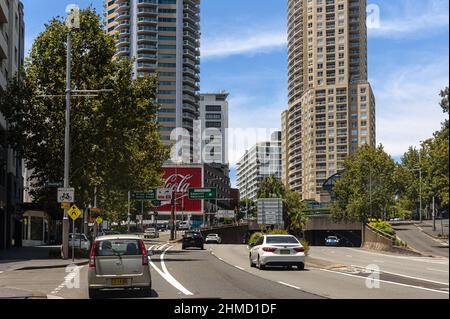 Annäherung an den Kings Cross Tunnel auf der William Street in Sydney Stockfoto