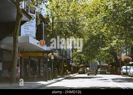 Darlinghurst Road mit dem Bahnhof Kings Cross in Sydney, New South Wales Stockfoto