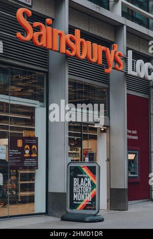 London, Großbritannien - 23. Oktober 2021: Zeichen des Black History Month vor Sainsbury's Laden in Holborn. Der Black History Month wurde zum ersten Mal in L gefeiert Stockfoto