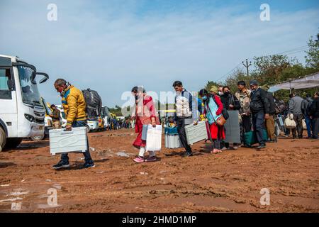 Ghaziabad, Indien. 09th. Februar 2022. Wahlbeamte werden mit den elektronischen Wahlmaschinen (Electronic Voting Machines, EVM) und dem VVPAT (VVPAT) gesehen, wenn sie vor der ersten Phase der Parlamentswahlen in Uttar Pradesh in ihre Wahllokale gehen. (Foto von Pradeep Gaur/SOPA Images/Sipa USA) Quelle: SIPA USA/Alamy Live News Stockfoto