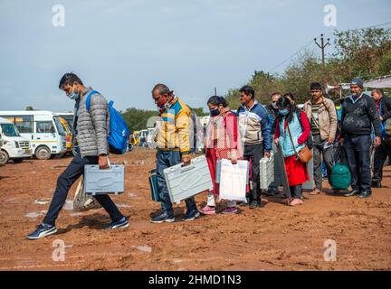 Ghaziabad, Indien. 09th. Februar 2022. Wahlbeamte werden mit den elektronischen Wahlmaschinen (Electronic Voting Machines, EVM) und dem VVPAT (VVPAT) gesehen, wenn sie vor der ersten Phase der Parlamentswahlen in Uttar Pradesh in ihre Wahllokale gehen. (Foto von Pradeep Gaur/SOPA Images/Sipa USA) Quelle: SIPA USA/Alamy Live News Stockfoto