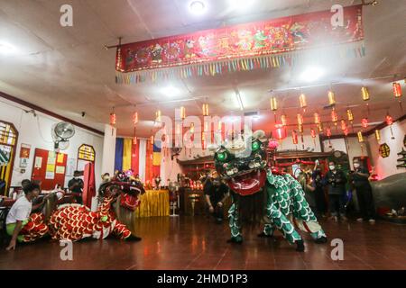 Das Silat College der „White Crane Association“ hatte eine Tradition, Kie Lin vor der Feier des Cap Go Meh in Bogor, Indonesien, zu baden Stockfoto