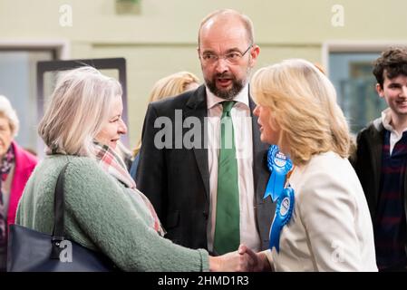 Der Abgeordnete James Duddridge bei der Wahlurne für die Nachwahl in Southend West mit der neu gewählten konservativen Abgeordneten Anna Firth Stockfoto