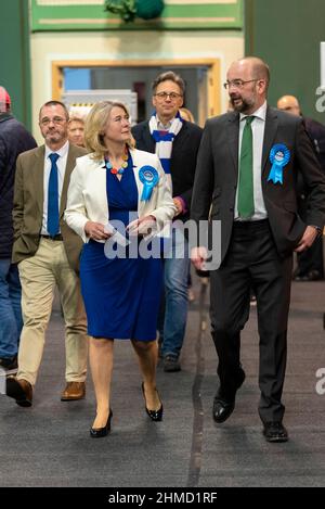 Der Abgeordnete James Duddridge bei der Wahlurne für die Nachwahl in Southend West mit der neu gewählten konservativen Abgeordneten Anna Firth Stockfoto