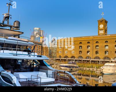 Yachten St. Katherine Docks Marina, London. Stockfoto